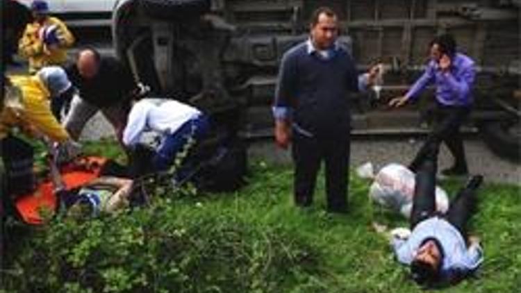 Düzcede minibüs devrildi: 12 yaralı