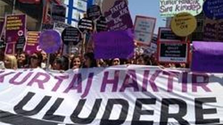 Kadınlar Kadıköyde kürtajı protesto ediyor