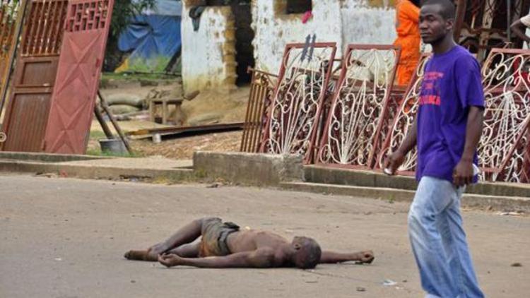 Ebola virüsünden ölenlerin cesedi sokağa atılıyor