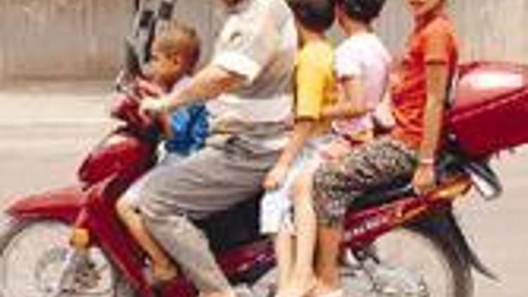 Trafik Türk işi scooter’da 5 kişi