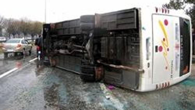 Bursada yolcu midibüsü devrildi: 24 yaralı
