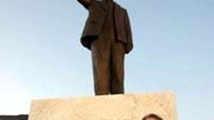 AKPli Başkandan Ecevit heykeli