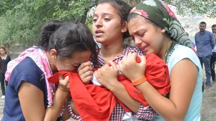 Şehit polisin kızları: Kime baba diyeceğiz