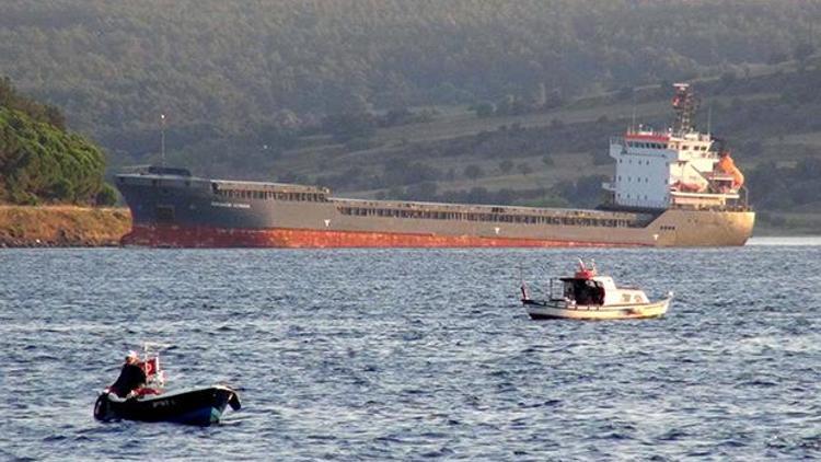 Çanakkale Boğazı’nda dümeni arızalanan gemi karaya oturdu