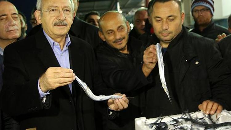 Kılıçdaroğlu, Trabzonda balıkçı esnafını gezdi, balık sattı