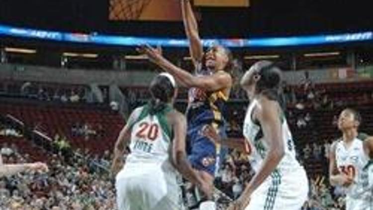 Indiana Fever son saniye üçlüğü ile güldü