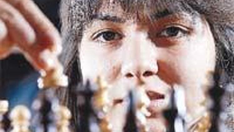 Tek odalı gecekondudan çıkan satranç şampiyonu Kübra Öztürk