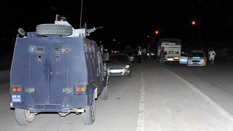 Vanda polis aracına silahlı saldırı