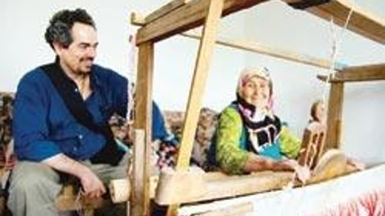 ABD’li ressam çiziyor Egeli kadınlar dokuyor