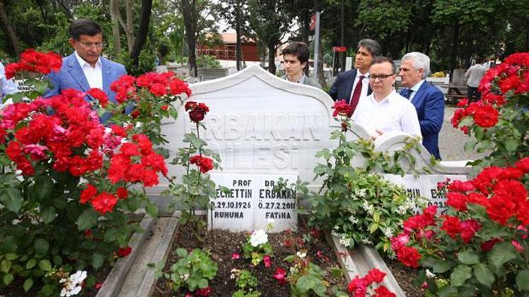 Başbakan Davutoğlu, Erbakan’ın mezarını ziyaret etti