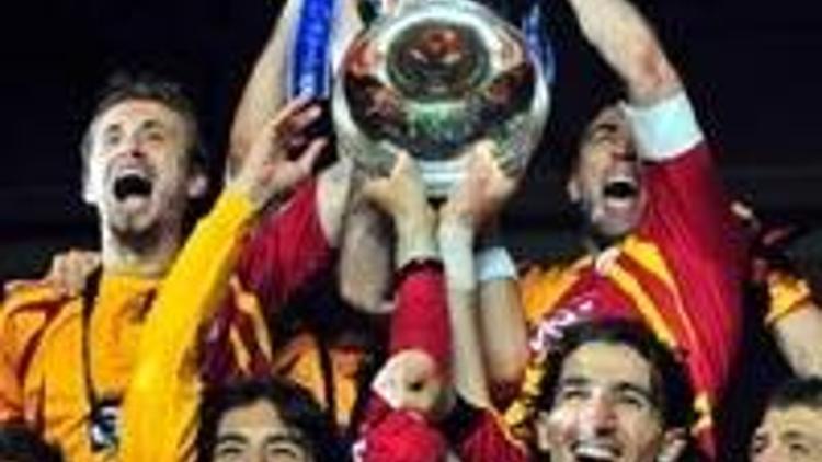 Galatasaraylı futbolcuların kupa sevinci