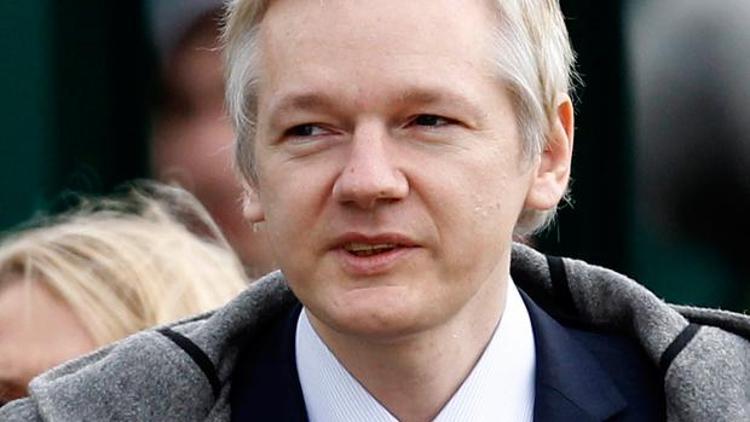 Julian Assange modellik yapacak