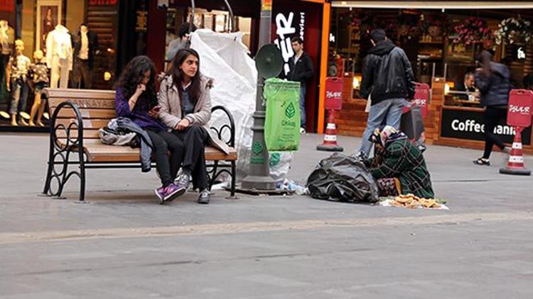 Yemeğini çöpten topluyor