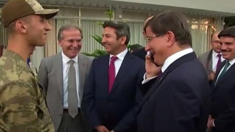 Başbakan Davutoğlundan asker ailesine sürpriz telefon