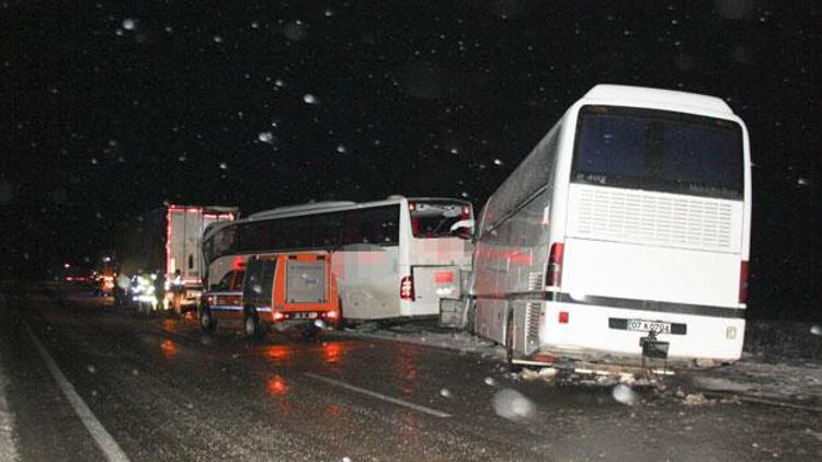 Afyonkarahisarda MHPlileri taşıyan yolcu otobüsü kaza yaptı: 1 ölü, 13 yaralı