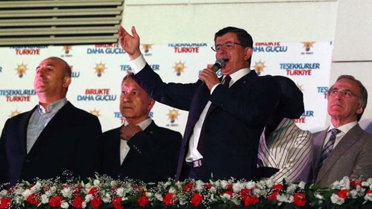 Seçim sonuçlarından sonra Davutoğlunu Erdoğan ikna etti