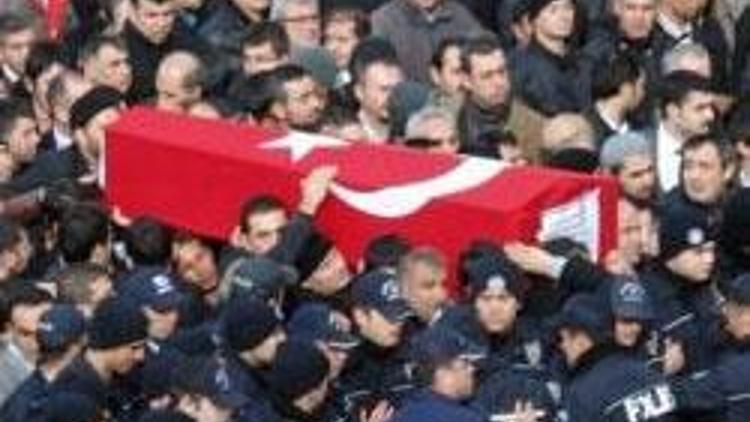 Şehit polisi 10 bin kişi son yolculuğuna uğurladı