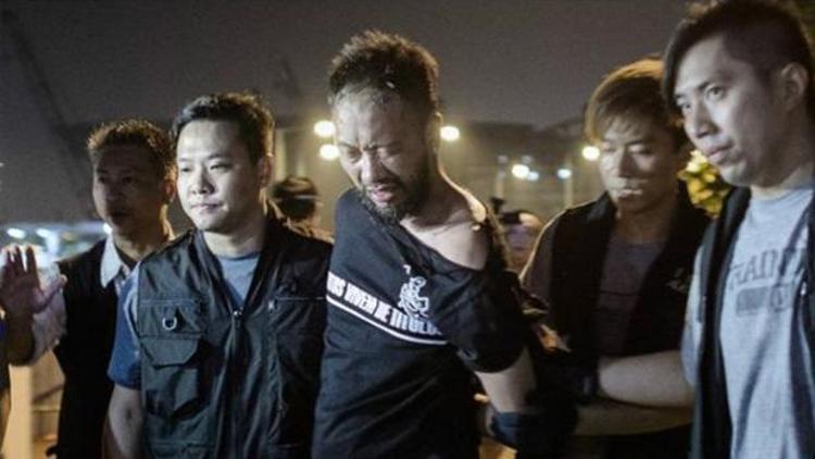Hong Kongda göstericiyi döven polislere gözaltı
