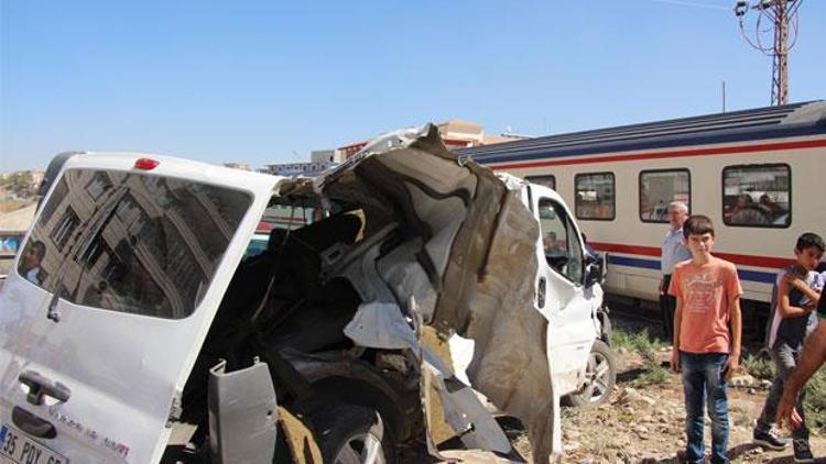 Trenin çarptığı minibüsteki iki kişi yaralandı