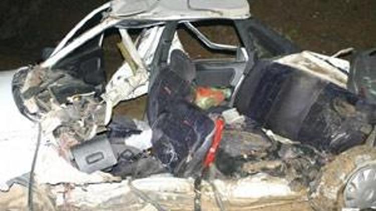 Freni patlayan TIR otomobile çarptı: 4 ölü