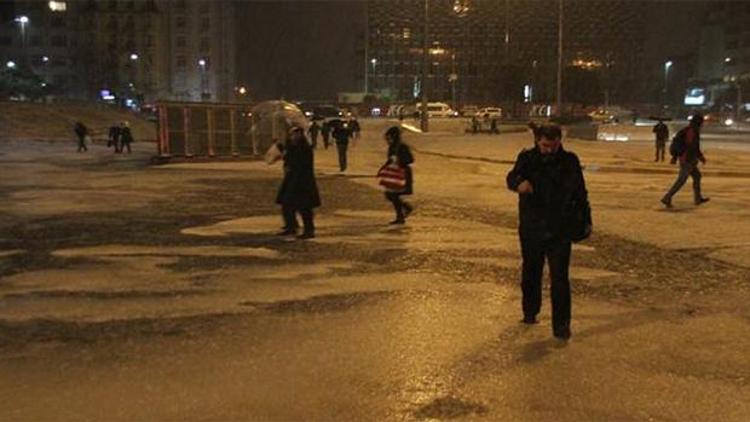 İstanbul dolu ve yağmura teslim oldu