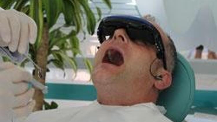 Dişçi koltuğunda gözlükle film keyfi