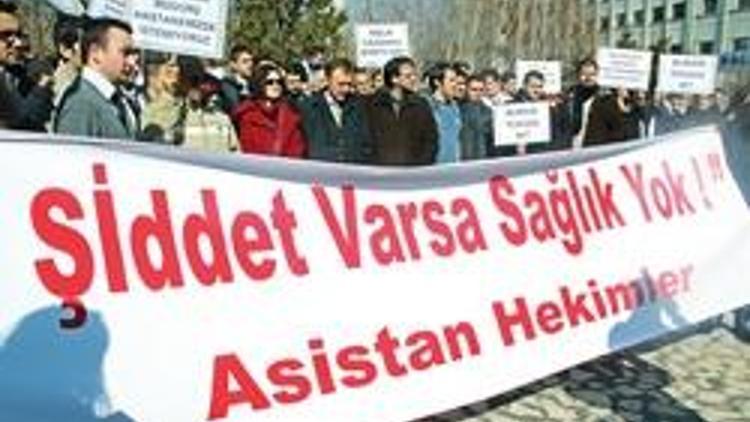 Asistan hekimlerden saldırıya protesto