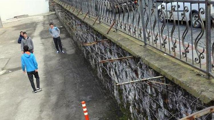 Liseliler kaçmasın diye okul duvarı dikenli telle çevrildi