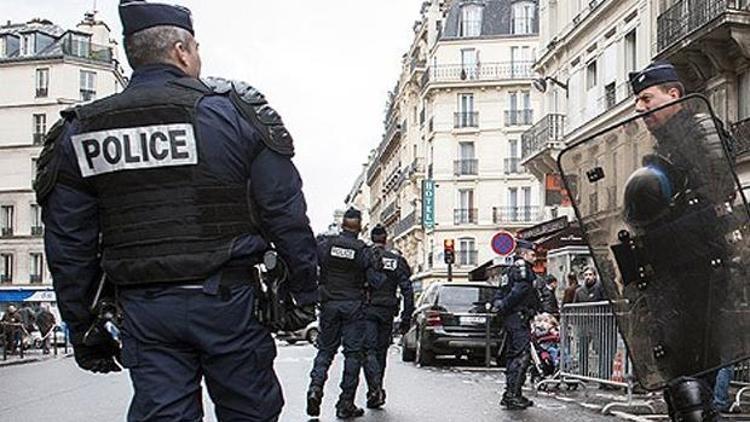 Elysee önünde polise araba çarptı, Fransa alarma geçti