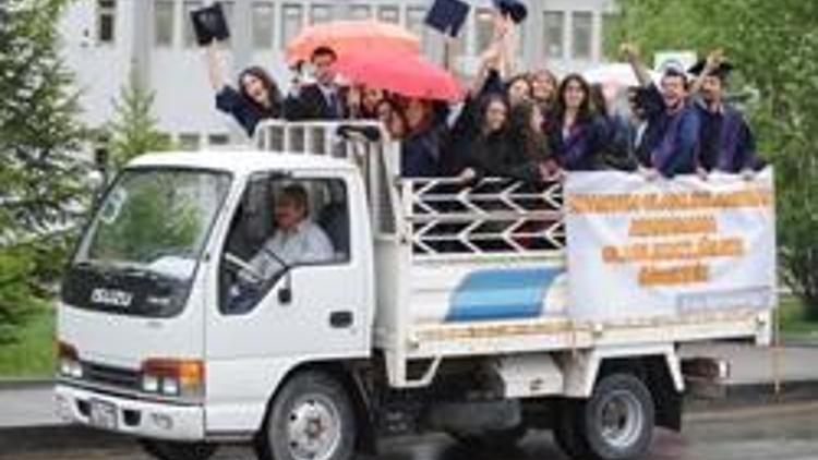 Hacettepe Üniversitesi mezunlarından ilginç protesto