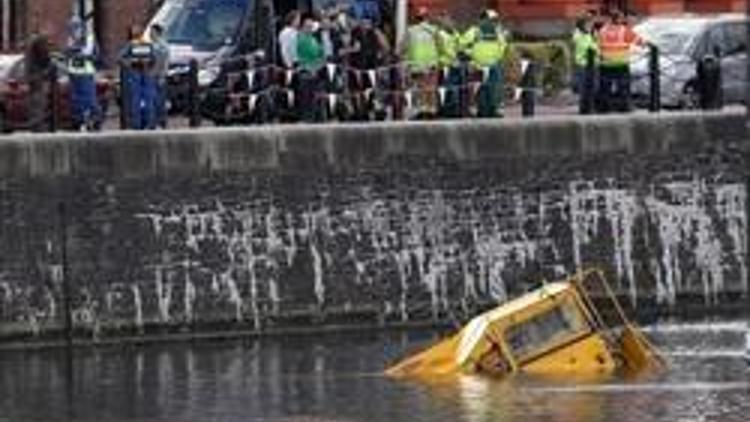 Liverpool’da yüzebilen bir turist otobüsü battı