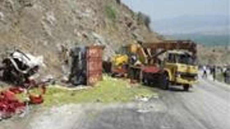 Kaçak göçmen taşıyan  kamyon kaza yaptı