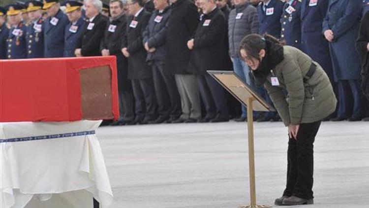 Şehit pilotlar son yolculuklarına uğurlandı