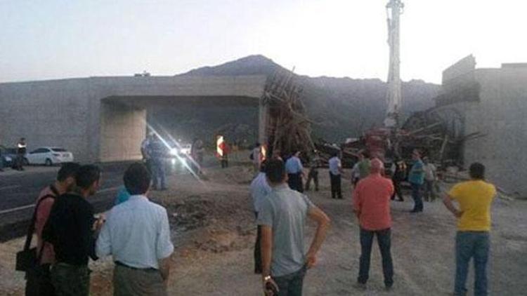 Seydişehirde üstgeçit inşaatı çöktü: 4 yaral