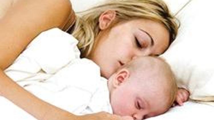 Bebekler en az 3 yıl anneyle uyumalı