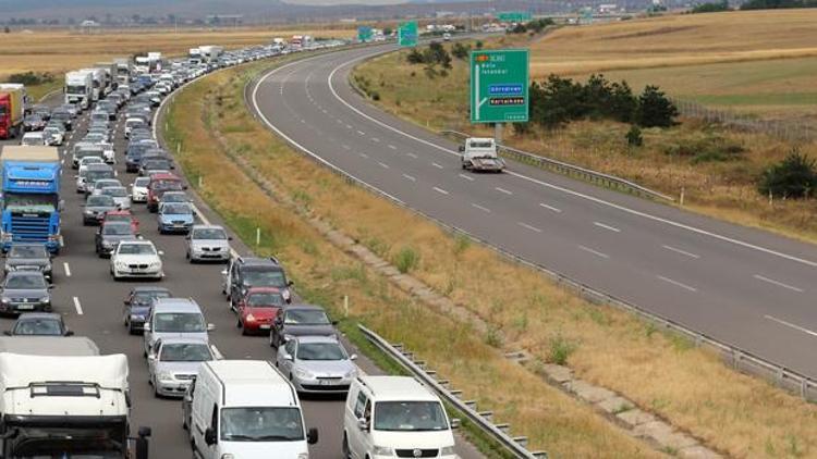 Trafik İstanbulu kilitledi, TEMde 15 km kuyruk oldu