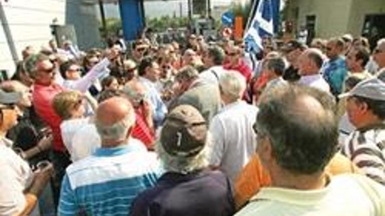 Atina’da işçiler bakanlık binasını işgal etti, IMF ve AB ekibi mahsur kaldı