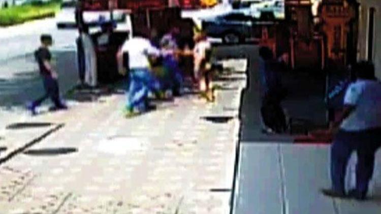Darıca’da çırılçıplak dolaşan adamı dövüp polise teslim ettiler