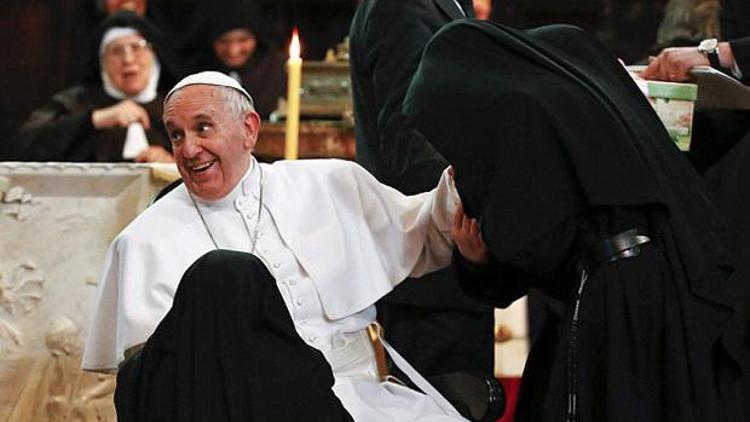 Rahibelerden şaşırtan açıklama: “Bir erkeği kucaklamak istesek 81 yaşındaki Papa’yı değil, başka erkekleri seçerdik”