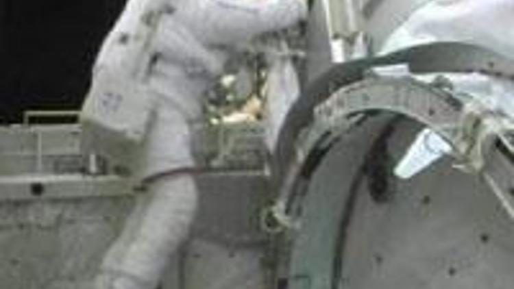 Endeavour astronotlarından ilk uzay yürüyüşü