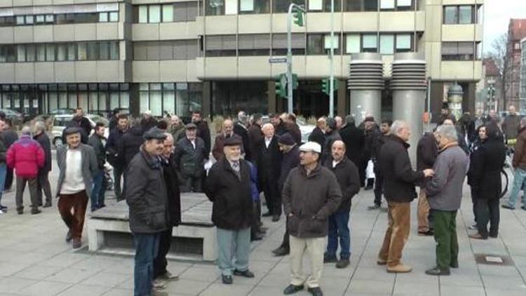 Almanya’daki Türklerden gazete önünde uyarı nöbeti