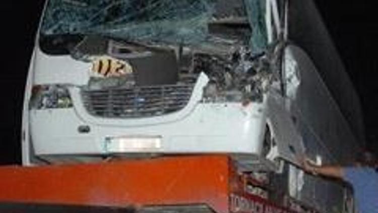 Midibüs, kamyona çarptı: 32 yaralı