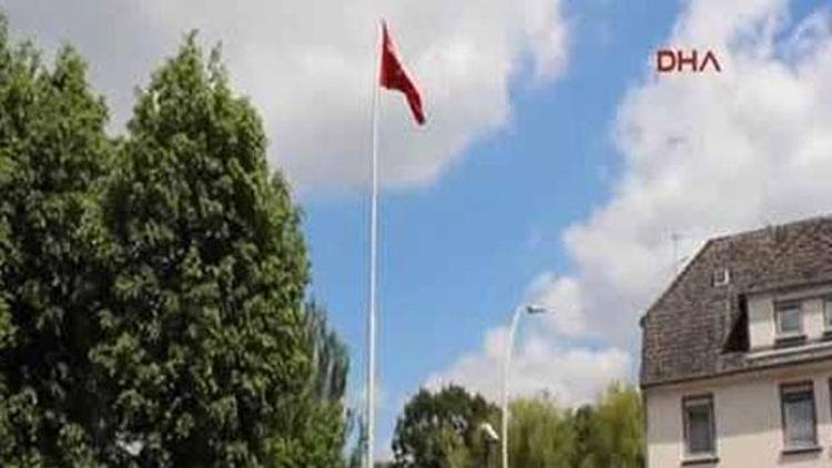 Alman belediyesi Soma için Türk bayrağı asıp yarıya indirdi