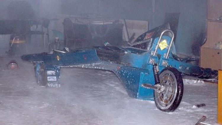 Sakarya Üniversitesinde yangın: Güneş ve hidrojen enerjisiyle çalışan arabalar yandı