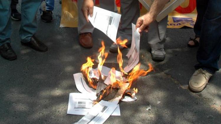 Maaş zammını protesto için bordrolarını yaktılar