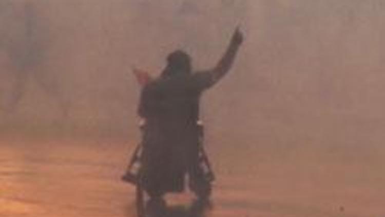 Tekerlekli sandalyeli eylemciye tazyikli su
