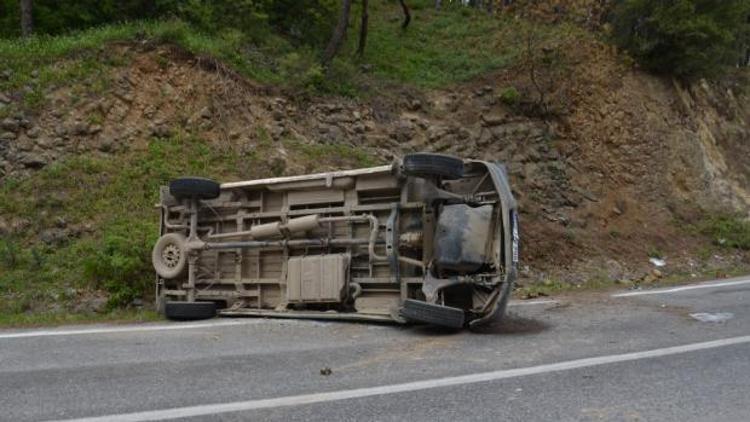 Bafrada öğrenci servisi devrildi: 18 yaralı