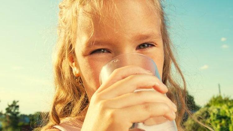 Yazın mutlaka çocuğunuzun 12 bardak su içmesini sağlayın