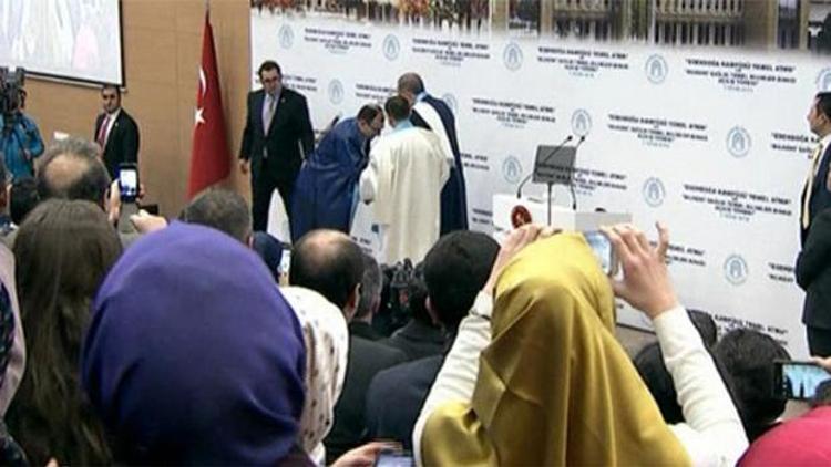 Dekan, Erdoğanın elini öpmek istedi
