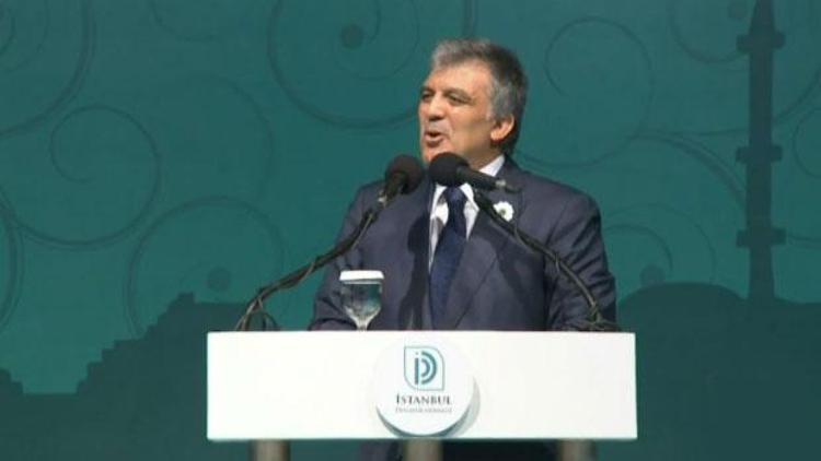 Abdullah Gül, Cumhurbaşkanı Erdoğanın da bulunduğu ortamda dış politikayı eleştirdi